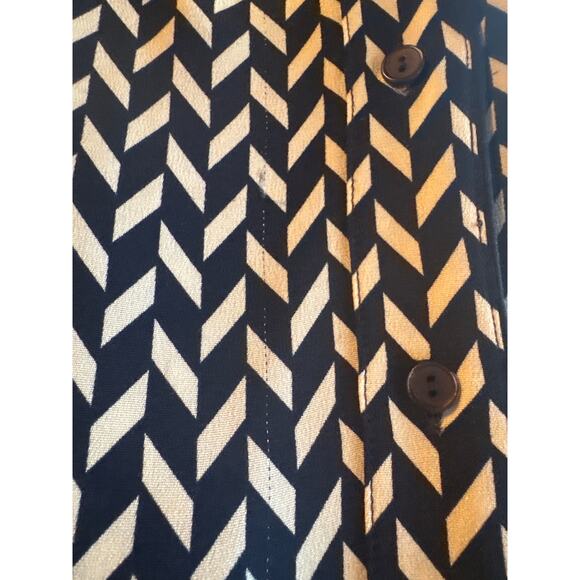 🎉 3 for $21 🎉 Damaged Theory Black & Tan Chevron Button Down Blouse Medium - Picture 9 of 10